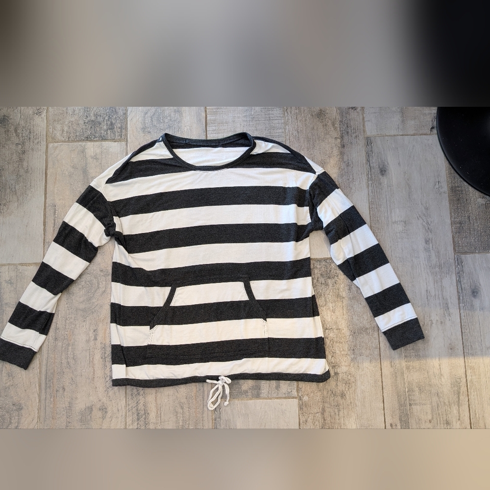 Kensie Black and White Long Sleeve Top